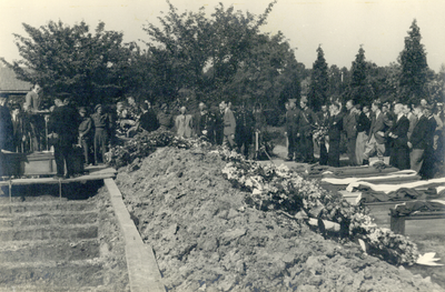 501126 Afbeelding van de begrafenisplechtigheid van gesneuvelde leden van de B.S. (Binnenlandse Strijdkrachten) op de ...